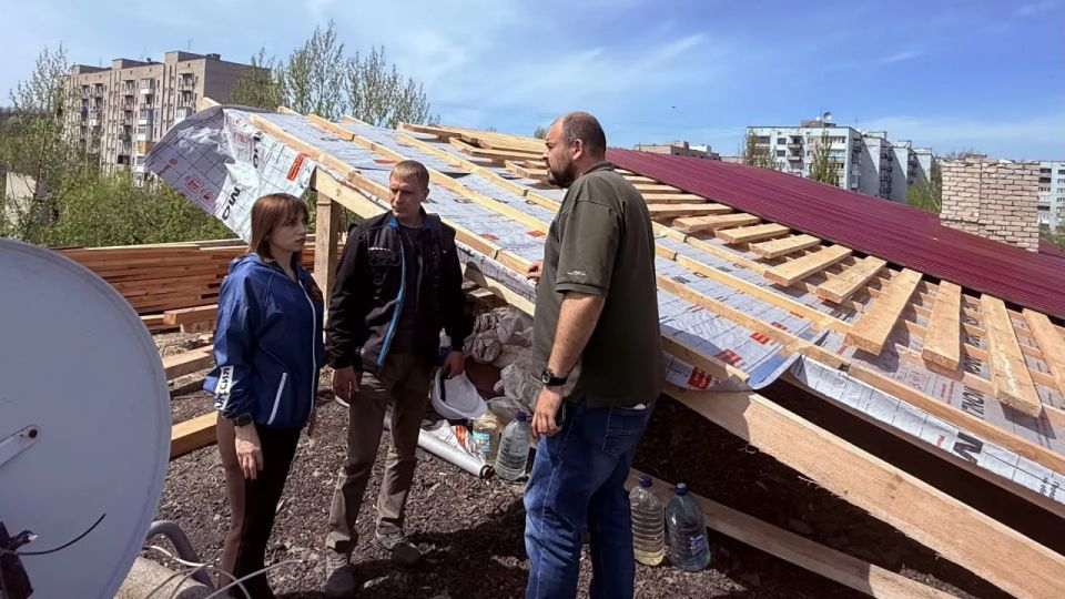 В Кировске по народной программе «Единой России» осуществили осмотр скатной крыши многоквартирного дома В Кировске по народной программе «Единой России» осуществили осмотр скатной крыши многоквартирного дома