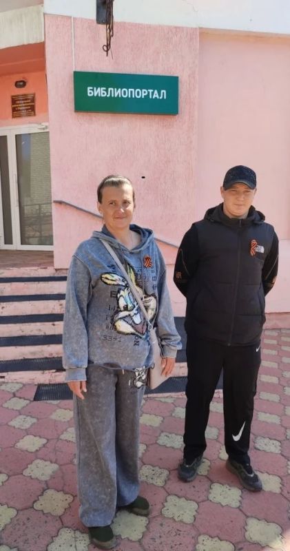 Сотрудники Перевальской модельной библиотеки «Библиопортал» и учащиеся Перевальской гимназии №1 присоединились к Всероссийской акции «Георгиевская ленточка» и «Голубь мира» Сотрудники Перевальской модельной библиотеки «Библиопортал» и учащиеся Перевальской гимназии №1 присоединились к Всероссийской акции «Георгиевская ленточка» и «Голубь мира»