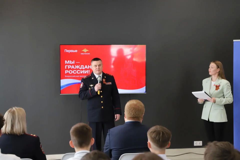 Замминистра внутренних дел по региону Дмитрий Семёнов принял участие в церемонии вручения паспортов 20-ти юным луганчанам Замминистра внутренних дел по региону Дмитрий Семёнов принял участие в церемонии вручения паспортов 20-ти юным луганчанам