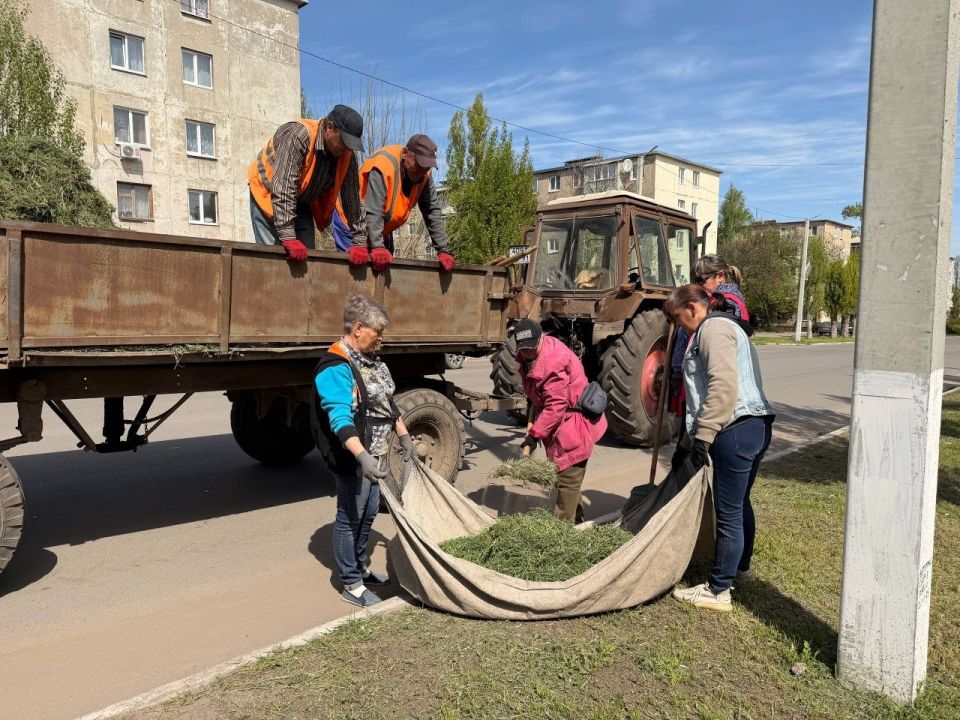 Сергей Колягин: Озеленители муниципального унитарного предприятия «Комбинат коммунальных услуг города Первомайска» провели комплекс работ по благоустройству газонной зоны вдоль улицы Макушкина Сергей Колягин: Озеленители муниципального унитарного предприятия «Комбинат коммунальных услуг города Первомайска» провели комплекс работ по благоустройству газонной зоны вдоль улицы Макушкина
