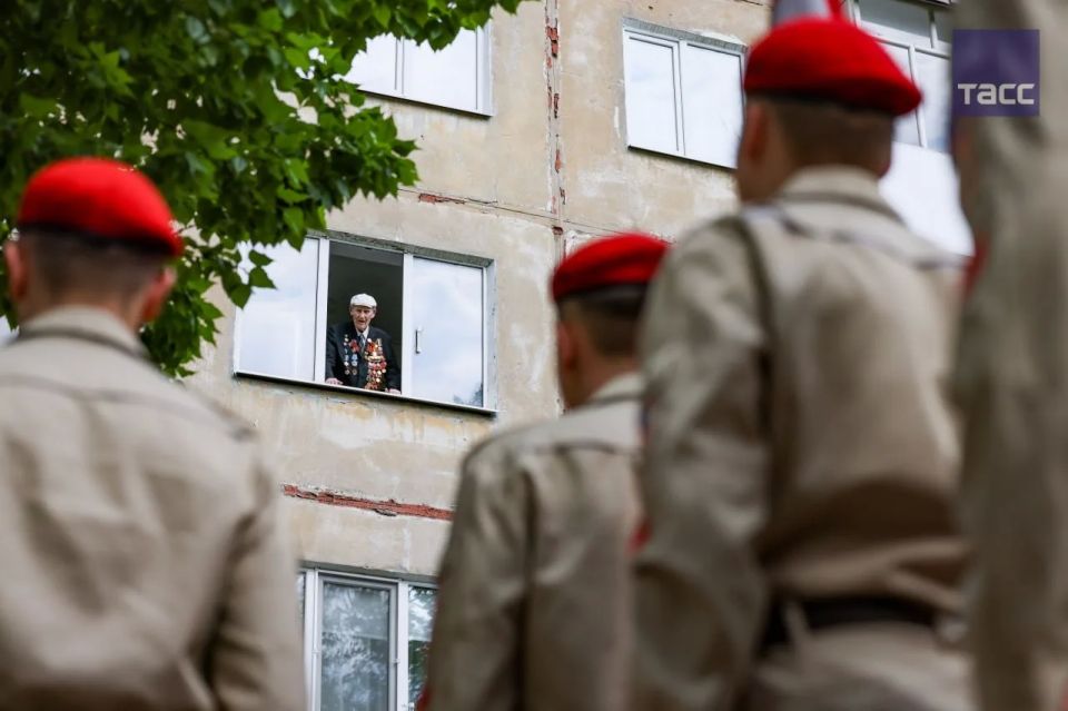 Поздравление ветеранов ВОВ Виталия Исупова и Акима Евпака в Севастополе и Ивана Оленина в Луганске (ЛНР) в рамках акции "Парад у дома ветерана", направленной на увековечивание памяти о подвигах советских воинов в годы ВОВ Поздравление ветеранов ВОВ Виталия Исупова и Акима Евпака в Севастополе и Ивана Оленина в Луганске (ЛНР) в рамках акции "Парад у дома ветерана", направленной на увековечивание памяти о подвигах советских воинов в годы ВОВ