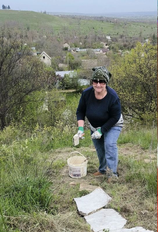 Работники и студенты Лутугинского колледжа облагородили холм на самой высокой точке при въезде в город Лутугино Работники и студенты Лутугинского колледжа облагородили холм на самой высокой точке при въезде в город Лутугино