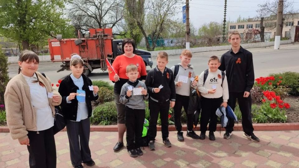 Сотрудники Перевальской модельной библиотеки «Библиопортал» и учащиеся Перевальской гимназии №1 присоединились к Всероссийской акции «Георгиевская ленточка» и «Голубь мира» Сотрудники Перевальской модельной библиотеки «Библиопортал» и учащиеся Перевальской гимназии №1 присоединились к Всероссийской акции «Георгиевская ленточка» и «Голубь мира»