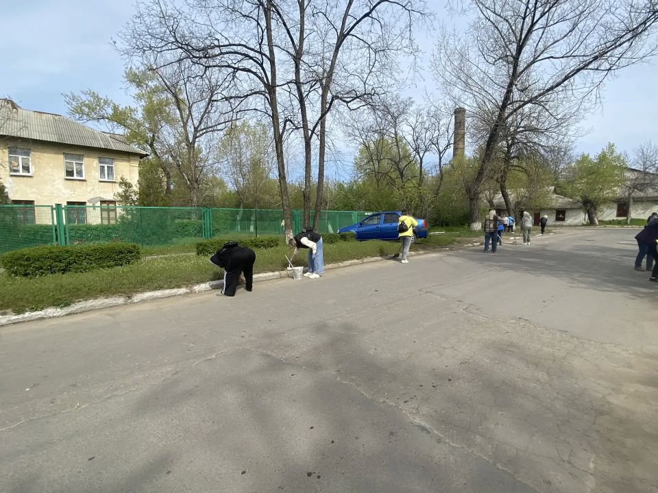 Шестого мая в преддверии государственных праздников Дня Победы и Дня Луганской Народной Республики сотрудники ГБУ ЛНР «Краснолучский КЦСОН» и социальные работники уч. № 51, № 52 (п. Запорожье)провели субботник Шестого мая в преддверии государственных праздников Дня Победы и Дня Луганской Народной Республики сотрудники ГБУ ЛНР «Краснолучский КЦСОН» и социальные работники уч. № 51, № 52 (п. Запорожье)провели субботник
