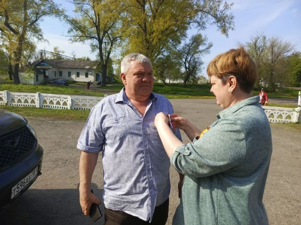 Андрей Рубанцов: Акцию «Георгиевская лента» поддержали ровеньковские активисты «Единой России» Андрей Рубанцов: Акцию «Георгиевская лента» поддержали ровеньковские активисты «Единой России»