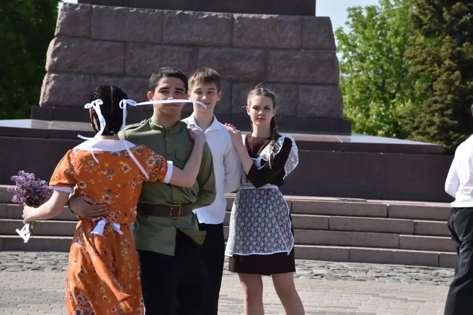 Юные краснодонцы присоединились к масштабному танцевальному флешмобу «Память хранит имена» Юные краснодонцы присоединились к масштабному танцевальному флешмобу «Память хранит имена»