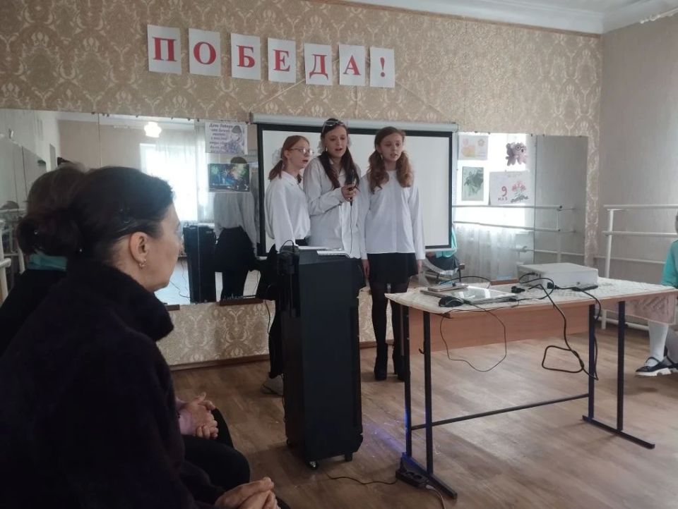 В городе Новодружеск Администрация и ученики школы поздравили ветеранов с наступающим Днем Победы В городе Новодружеск Администрация и ученики школы поздравили ветеранов с наступающим Днем Победы