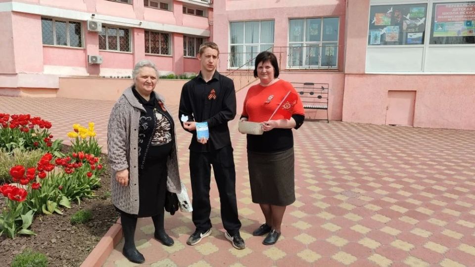Сотрудники Перевальской модельной библиотеки «Библиопортал» и учащиеся Перевальской гимназии №1 присоединились к Всероссийской акции «Георгиевская ленточка» и «Голубь мира» Сотрудники Перевальской модельной библиотеки «Библиопортал» и учащиеся Перевальской гимназии №1 присоединились к Всероссийской акции «Георгиевская ленточка» и «Голубь мира»