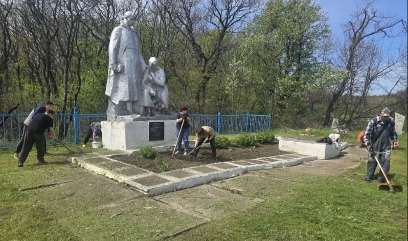 6 мая работниками отдела по ОЖД пгт Комиссаровка МУП «Перевальскжилсервиз», ДК, библиотеки была проведена уборка территории возле братской могилы советских воинов в пос 6 мая работниками отдела по ОЖД пгт Комиссаровка МУП «Перевальскжилсервиз», ДК, библиотеки была проведена уборка территории возле братской могилы советских воинов в пос