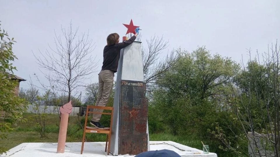 Работы по благоустройству памятных мест продолжаются Работы по благоустройству памятных мест продолжаются