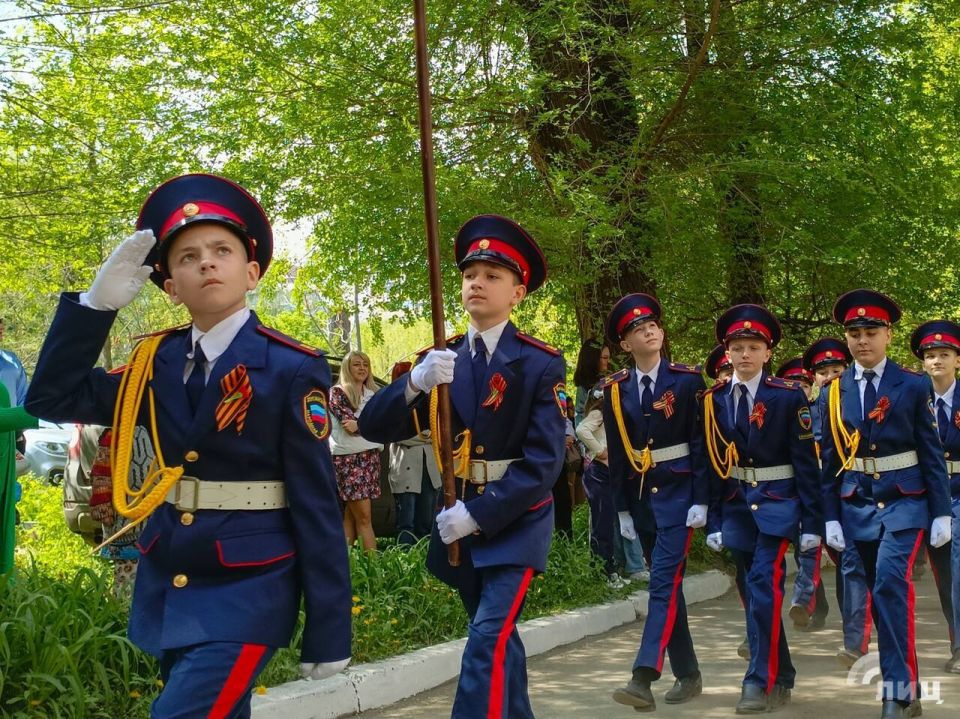 Воспитанники трех казачьих кадетских корпусов ЛНР и юнармейцы совместно с военным оркестром провели парад под окнами ветерана Великой Отечественной войны Ивана Оленина Воспитанники трех казачьих кадетских корпусов ЛНР и юнармейцы совместно с военным оркестром провели парад под окнами ветерана Великой Отечественной войны Ивана Оленина