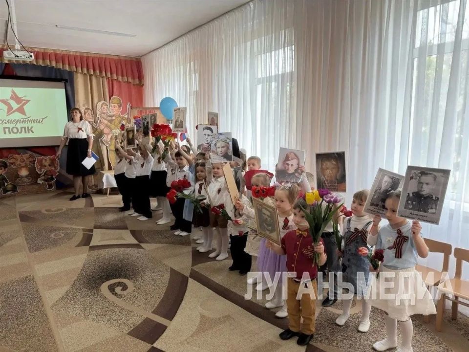 В преддверии Дня Великой Победы в Краснолучских яслях-саду № 2 «Барвинок» состоялся трогательный праздничный концерт «Эхо Великой Победы» В преддверии Дня Великой Победы в Краснолучских яслях-саду № 2 «Барвинок» состоялся трогательный праздничный концерт «Эхо Великой Победы»