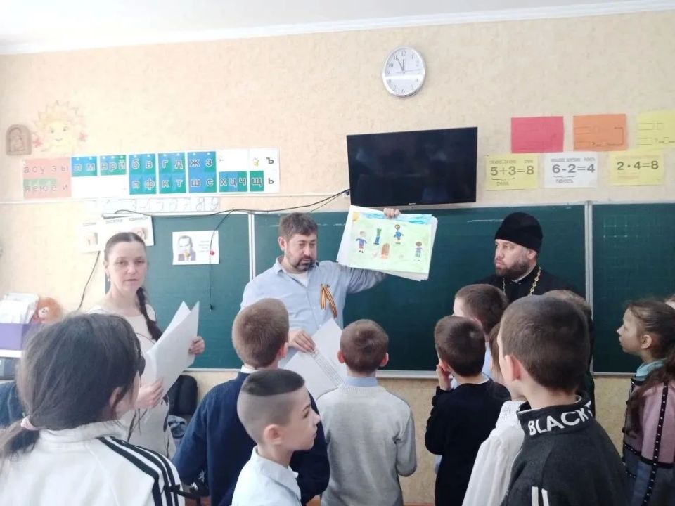 7 мая в ГБОУ ЛНР «ЛСШ №53» по инициативе духовного наставника данного учебного заведения протоиерея Сергия Цапука состоялась встреча учеников 3-х классов с председателем Союза Художников ЛНР, Заслуженным художником ЛНР... 7 мая в ГБОУ ЛНР «ЛСШ №53» по инициативе духовного наставника данного учебного заведения протоиерея Сергия Цапука состоялась встреча учеников 3-х классов с председателем Союза Художников ЛНР, Заслуженным художником ЛНР...