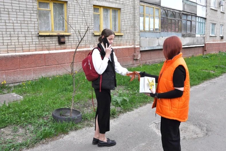 В преддверии 9 мая свердловчанам вручили символ Победы В преддверии 9 мая свердловчанам вручили символ Победы
