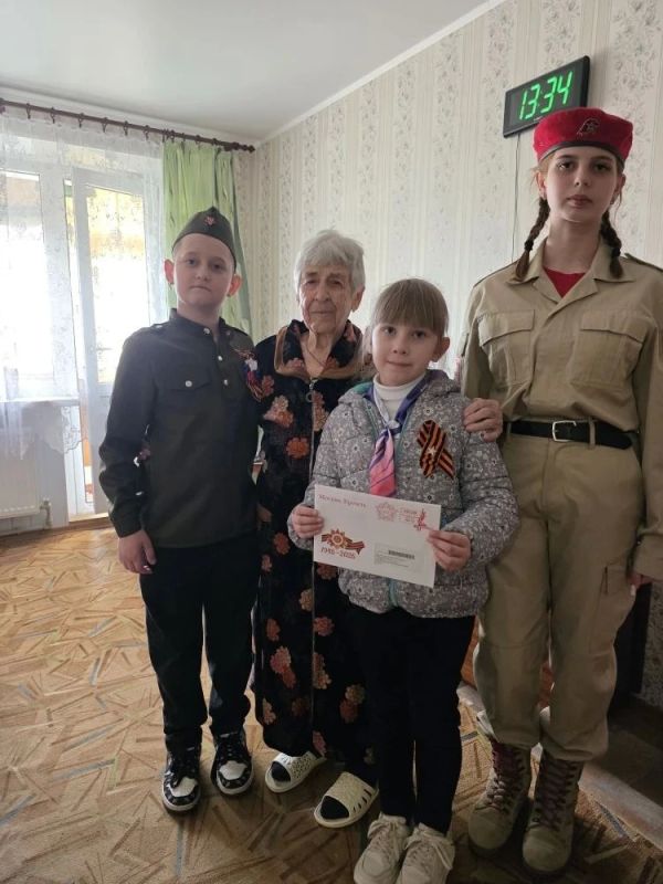 В преддверии 9 мая школьники и активисты поздравляют ветеранов В преддверии 9 мая школьники и активисты поздравляют ветеранов