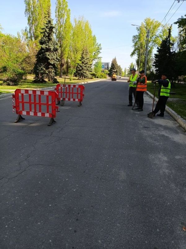В рамках поддержания городской инфраструктуры МУП "ДЭП города Рубежное" осуществляет комплекс работ по ремонту дорожного покрытия В рамках поддержания городской инфраструктуры МУП "ДЭП города Рубежное" осуществляет комплекс работ по ремонту дорожного покрытия
