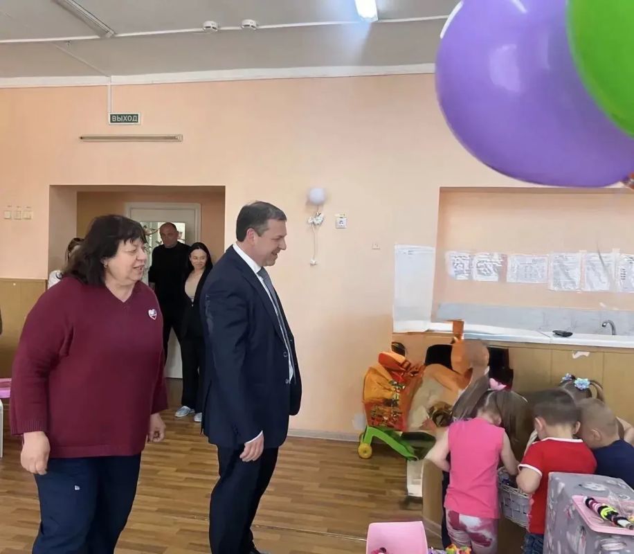 Директор Территориального фонда обязательного медицинского страхования Луганской Народной Республики Алексей Сергеевич Рощин и Молодежный совет навестили самых маленьких жителей Республики Директор Территориального фонда обязательного медицинского страхования Луганской Народной Республики Алексей Сергеевич Рощин и Молодежный совет навестили самых маленьких жителей Республики