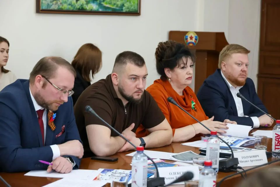 В Луганске состоялось заседание межведомственной рабочей группы по реализации проекта «Лица Героев» В Луганске состоялось заседание межведомственной рабочей группы по реализации проекта «Лица Героев»