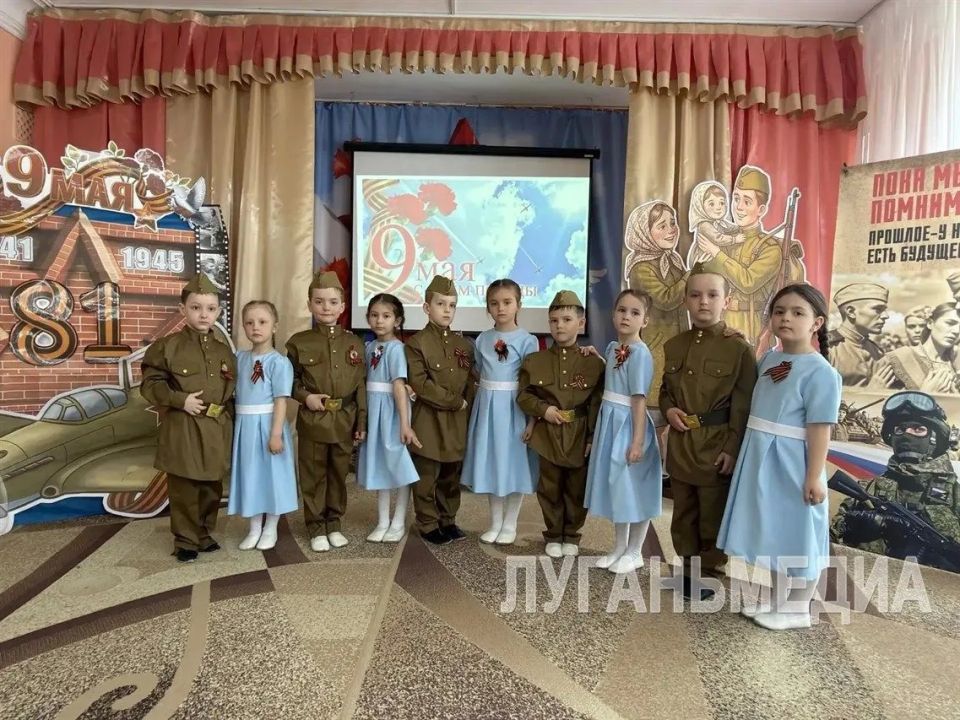В преддверии Дня Великой Победы в Краснолучских яслях-саду № 2 «Барвинок» состоялся трогательный праздничный концерт «Эхо Великой Победы» В преддверии Дня Великой Победы в Краснолучских яслях-саду № 2 «Барвинок» состоялся трогательный праздничный концерт «Эхо Великой Победы»
