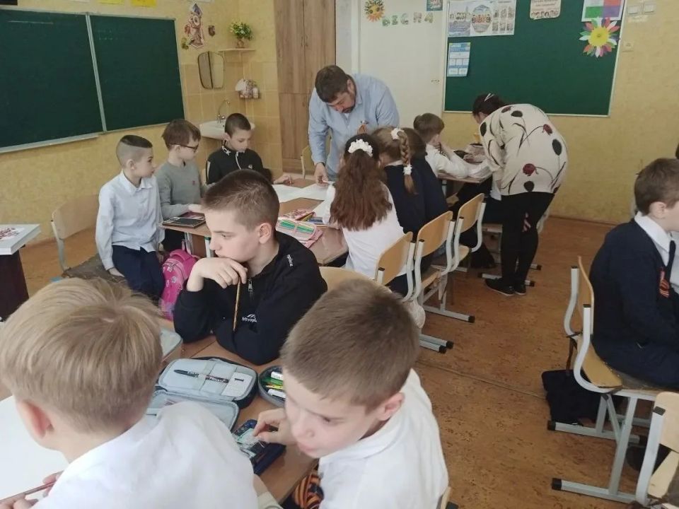 7 мая в ГБОУ ЛНР «ЛСШ №53» по инициативе духовного наставника данного учебного заведения протоиерея Сергия Цапука состоялась встреча учеников 3-х классов с председателем Союза Художников ЛНР, Заслуженным художником ЛНР... 7 мая в ГБОУ ЛНР «ЛСШ №53» по инициативе духовного наставника данного учебного заведения протоиерея Сергия Цапука состоялась встреча учеников 3-х классов с председателем Союза Художников ЛНР, Заслуженным художником ЛНР...