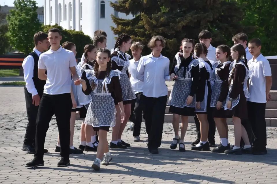 Юные краснодонцы присоединились к масштабному танцевальному флешмобу «Память хранит имена» Юные краснодонцы присоединились к масштабному танцевальному флешмобу «Память хранит имена»