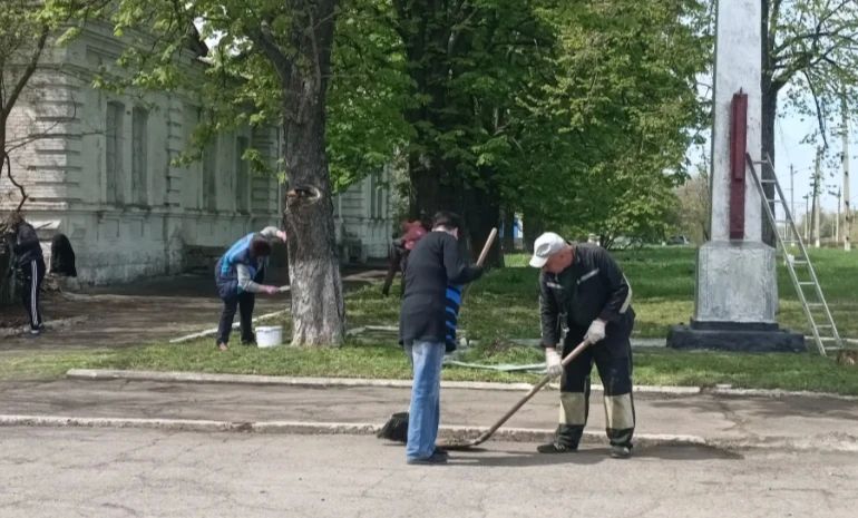 6 мая работниками отдела по ОЖД пгт Комиссаровка МУП «Перевальскжилсервиз», ДК, библиотеки была проведена уборка территории возле братской могилы советских воинов в пос 6 мая работниками отдела по ОЖД пгт Комиссаровка МУП «Перевальскжилсервиз», ДК, библиотеки была проведена уборка территории возле братской могилы советских воинов в пос