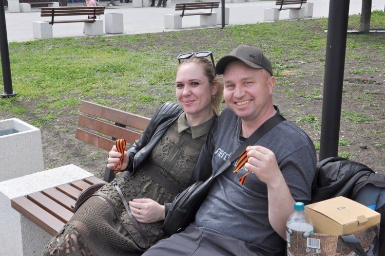 В преддверии Дня Победы волонтёры Добро.Центра МБУ ЦД «Победа» совместно с партией «Единая Россия» провели патриотическую акцию: они раздавали георгиевские ленты жителям города на улице Энгельса В преддверии Дня Победы волонтёры Добро.Центра МБУ ЦД «Победа» совместно с партией «Единая Россия» провели патриотическую акцию: они раздавали георгиевские ленты жителям города на улице Энгельса
