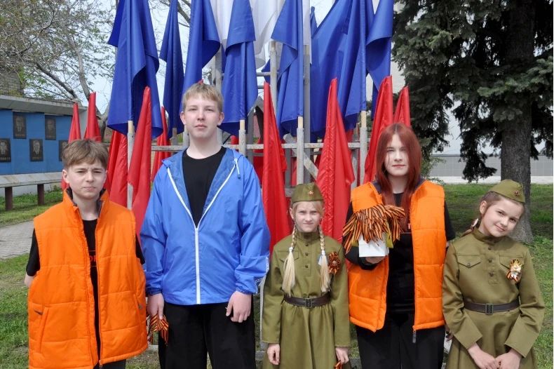 В преддверии 9 мая свердловчанам вручили символ Победы В преддверии 9 мая свердловчанам вручили символ Победы