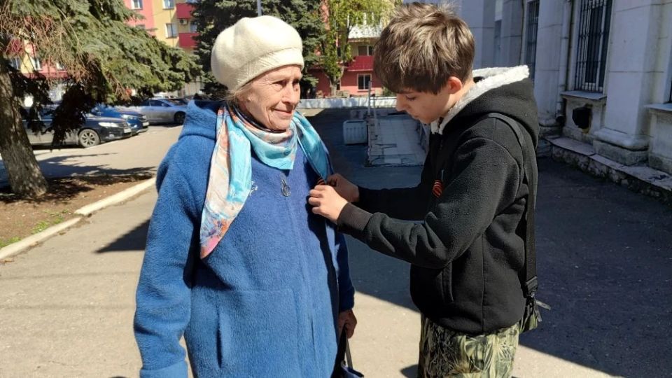 Сотрудники Перевальской модельной библиотеки «Библиопортал» и учащиеся Перевальской гимназии №1 присоединились к Всероссийской акции «Георгиевская ленточка» и «Голубь мира» Сотрудники Перевальской модельной библиотеки «Библиопортал» и учащиеся Перевальской гимназии №1 присоединились к Всероссийской акции «Георгиевская ленточка» и «Голубь мира»
