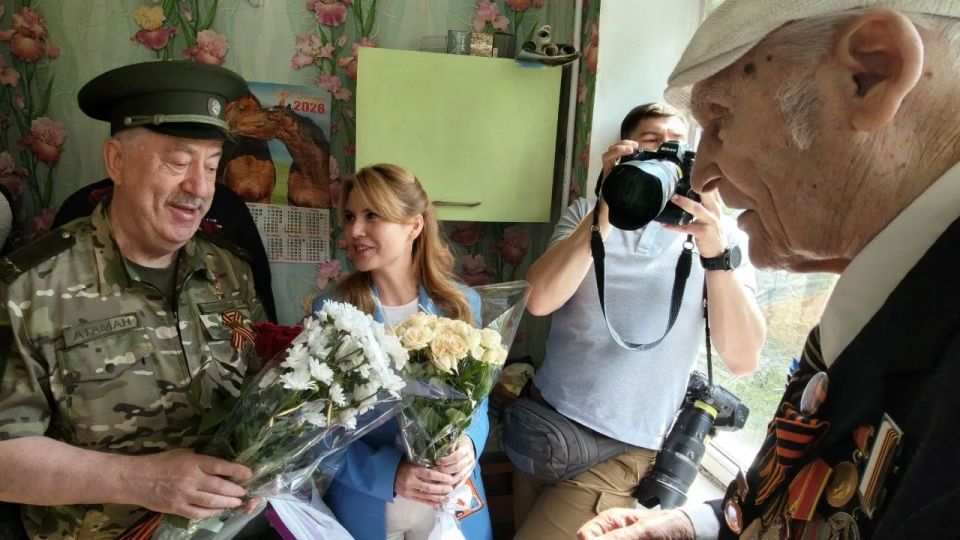Виктор Водолацкий: Для меня уже стало доброй традицией ежегодно 7 мая поздравлять ветерана Великой Отечественной войны Оленина Ивана Федоровича, который в этом году отметил свой 101 день рождения Виктор Водолацкий: Для меня уже стало доброй традицией ежегодно 7 мая поздравлять ветерана Великой Отечественной войны Оленина Ивана Федоровича, который в этом году отметил свой 101 день рождения