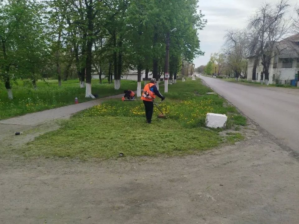 Сегодня сотрудники МУП «ЖЭК» города Ровеньки ведут покос обочин улично-дорожной сети ул. Герцена в пгт Дзержинский Сегодня сотрудники МУП «ЖЭК» города Ровеньки ведут покос обочин улично-дорожной сети ул. Герцена в пгт Дзержинский