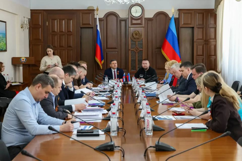 В Луганске состоялось заседание межведомственной рабочей группы по реализации проекта «Лица Героев» В Луганске состоялось заседание межведомственной рабочей группы по реализации проекта «Лица Героев»