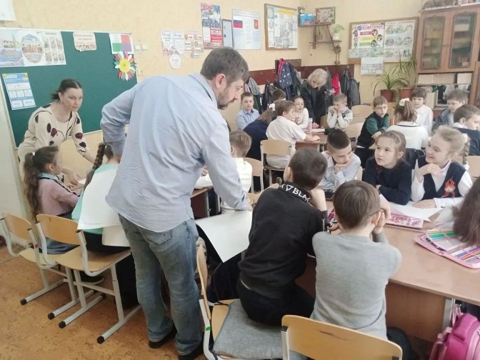 7 мая в ГБОУ ЛНР «ЛСШ №53» по инициативе духовного наставника данного учебного заведения протоиерея Сергия Цапука состоялась встреча учеников 3-х классов с председателем Союза Художников ЛНР, Заслуженным художником ЛНР... 7 мая в ГБОУ ЛНР «ЛСШ №53» по инициативе духовного наставника данного учебного заведения протоиерея Сергия Цапука состоялась встреча учеников 3-х классов с председателем Союза Художников ЛНР, Заслуженным художником ЛНР...