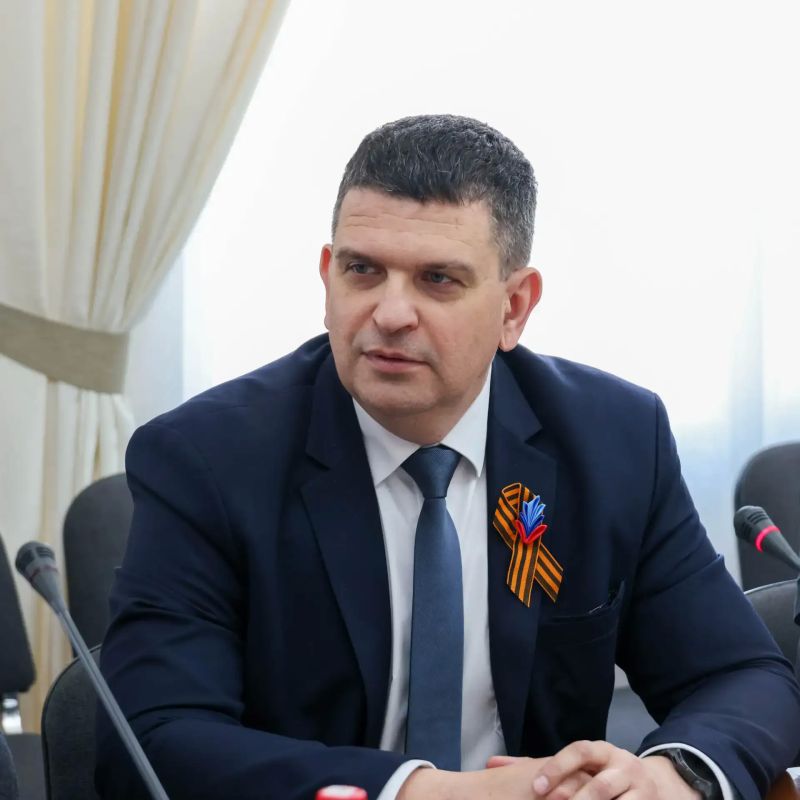 В Луганске состоялось заседание межведомственной рабочей группы по реализации проекта «Лица Героев» В Луганске состоялось заседание межведомственной рабочей группы по реализации проекта «Лица Героев»