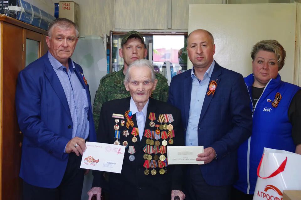 Ветеранов Великой Отечественной войны поздравили с наступающим Днем Победы Ветеранов Великой Отечественной войны поздравили с наступающим Днем Победы