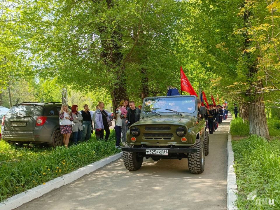 Воспитанники трех казачьих кадетских корпусов ЛНР и юнармейцы совместно с военным оркестром провели парад под окнами ветерана Великой Отечественной войны Ивана Оленина Воспитанники трех казачьих кадетских корпусов ЛНР и юнармейцы совместно с военным оркестром провели парад под окнами ветерана Великой Отечественной войны Ивана Оленина