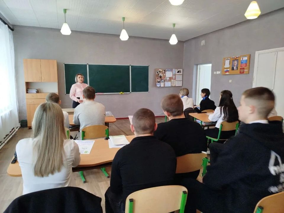 В Меловском округе для школьников прошла лекция «Государственная Дума — структура и полномочия» В Меловском округе для школьников прошла лекция «Государственная Дума — структура и полномочия»
