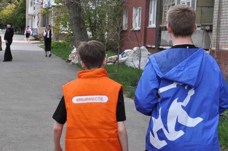 В преддверии 9 мая свердловчанам вручили символ Победы В преддверии 9 мая свердловчанам вручили символ Победы