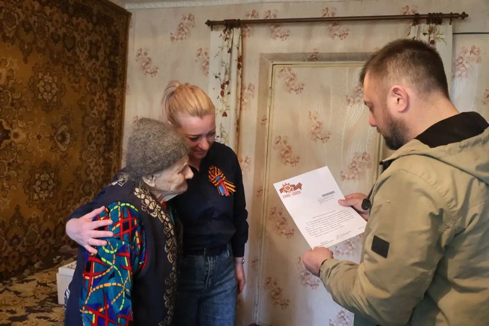 В канун Дня Победы представители администрации с глубоким уважением и теплотой посетили наших уважаемых ветеранов В канун Дня Победы представители администрации с глубоким уважением и теплотой посетили наших уважаемых ветеранов