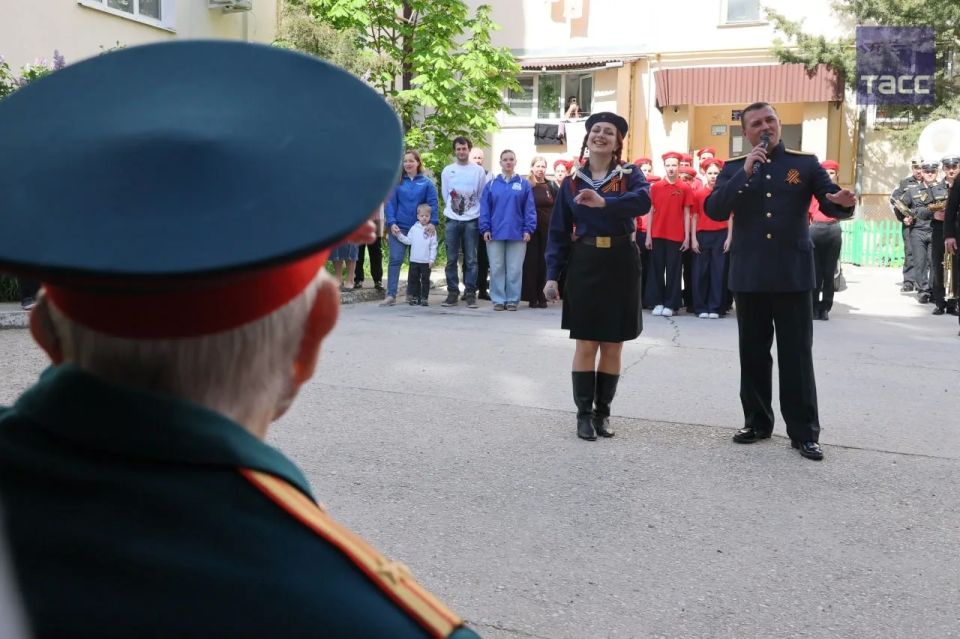 Поздравление ветеранов ВОВ Виталия Исупова и Акима Евпака в Севастополе и Ивана Оленина в Луганске (ЛНР) в рамках акции "Парад у дома ветерана", направленной на увековечивание памяти о подвигах советских воинов в годы ВОВ Поздравление ветеранов ВОВ Виталия Исупова и Акима Евпака в Севастополе и Ивана Оленина в Луганске (ЛНР) в рамках акции "Парад у дома ветерана", направленной на увековечивание памяти о подвигах советских воинов в годы ВОВ