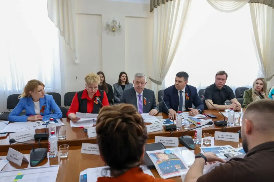 В Луганске состоялось заседание межведомственной рабочей группы по реализации проекта «Лица Героев» В Луганске состоялось заседание межведомственной рабочей группы по реализации проекта «Лица Героев»