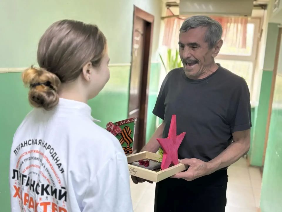 Учащиеся Ровеньковской школы № 3 им. А.Ф. Бурды поздравили участников СВО и детей войны с 9 мая Учащиеся Ровеньковской школы № 3 им. А.Ф. Бурды поздравили участников СВО и детей войны с 9 мая