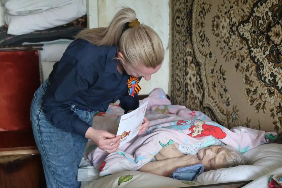 В канун Дня Победы представители администрации с глубоким уважением и теплотой посетили наших уважаемых ветеранов В канун Дня Победы представители администрации с глубоким уважением и теплотой посетили наших уважаемых ветеранов