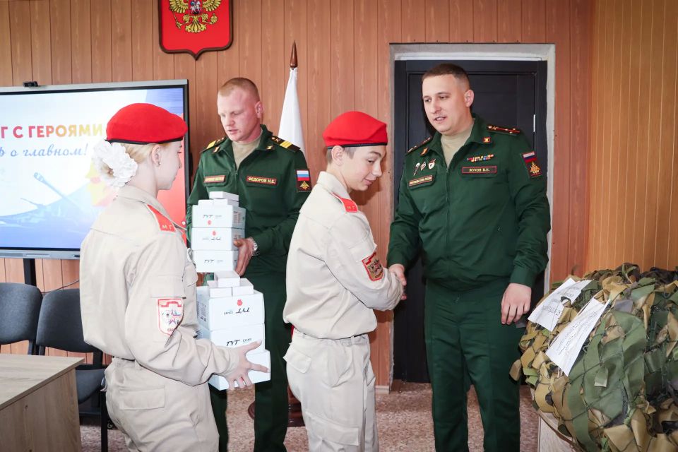 «Диалог с Героем»: юнармейцы Стаханова встретились с действующим офицером Владиславом Жуковым «Диалог с Героем»: юнармейцы Стаханова встретились с действующим офицером Владиславом Жуковым