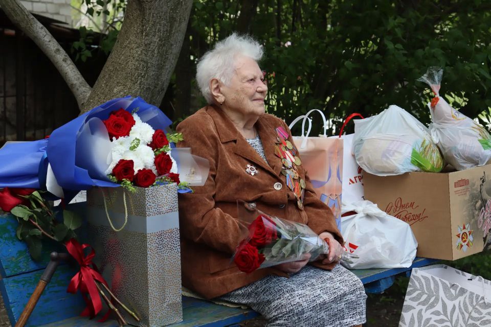 Накануне Дня Победы с руководителями делегаций шефов-регионов Красноярского края и Республики Тыва, представителями общественности, ведомств округа и молодежи поздравили Почетных граждан округа, наших дорогих ветеранов ВОВ... Накануне Дня Победы с руководителями делегаций шефов-регионов Красноярского края и Республики Тыва, представителями общественности, ведомств округа и молодежи поздравили Почетных граждан округа, наших дорогих ветеранов ВОВ...