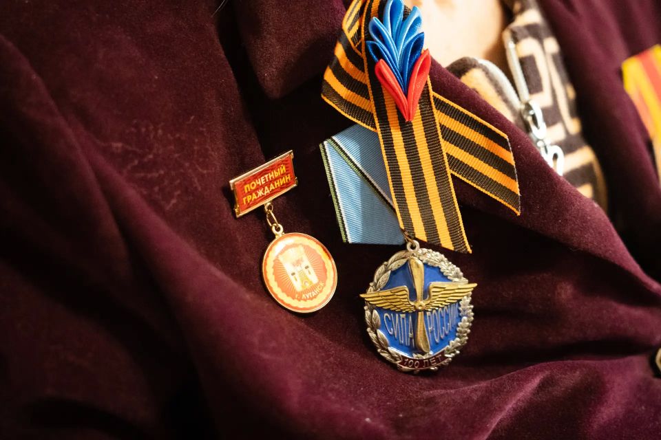 Сегодня снова поздравляли тех, кто живьём помнит тот самый победный май 1945-го Сегодня снова поздравляли тех, кто живьём помнит тот самый победный май 1945-го