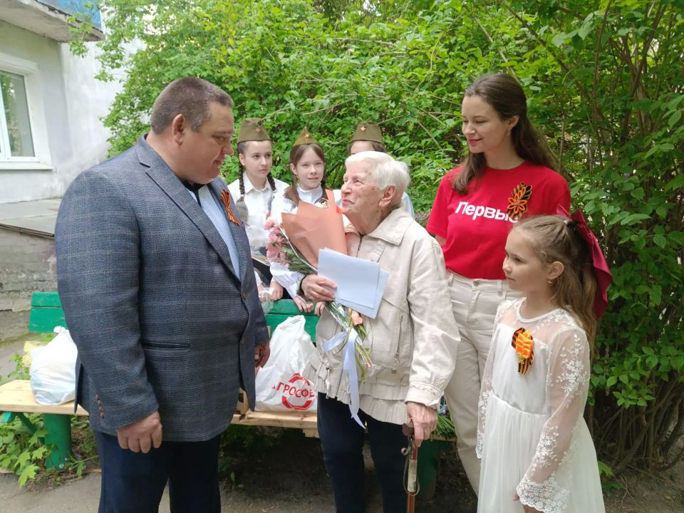 В Ровеньках поздравили жителя осажденного Сталинграда Глава городского округа город Ровеньки Андрей Рубанцов поздравил Суркову Ларису Александровну - жителя осажденного Сталинграда, с важной датой В Ровеньках поздравили жителя осажденного Сталинграда Глава городского округа город Ровеньки Андрей Рубанцов поздравил Суркову Ларису Александровну - жителя осажденного Сталинграда, с важной датой