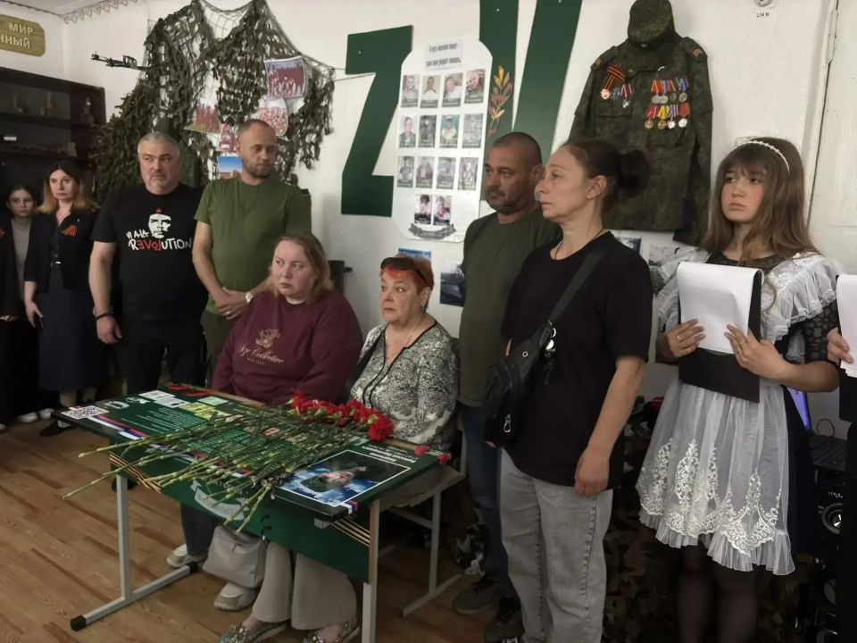 Андрей Рубанцов: В Ровеньковской школе №12 открыли "Парту Героя" Андрей Рубанцов: В Ровеньковской школе №12 открыли "Парту Героя"