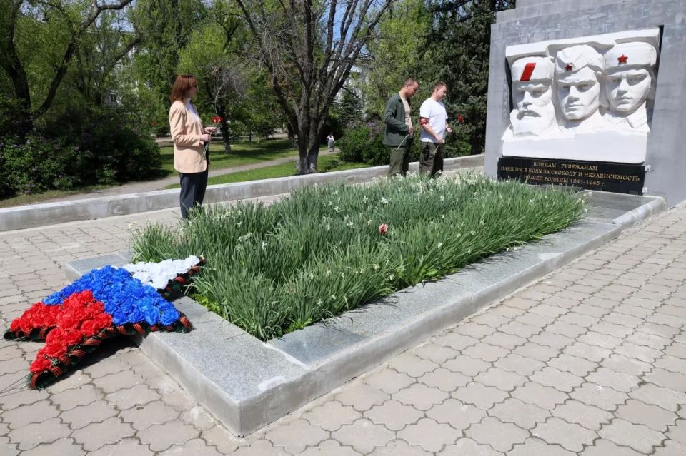 В честь 81й годовщины Великой Победы Врип главы Евгений Шаталин совместно с заместителем премьерминистра Республики Татарстан Ринатом Садыковым и заместителем главы администрации города Рубежное Евгенией Волковой возложил... В честь 81й годовщины Великой Победы Врип главы Евгений Шаталин совместно с заместителем премьерминистра Республики Татарстан Ринатом Садыковым и заместителем главы администрации города Рубежное Евгенией Волковой возложил...