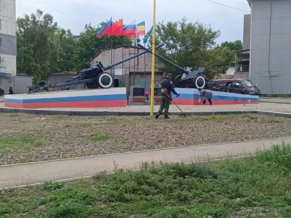 В преддверии 9 мая в Лисичанске продолжаются работы по приведению в порядок памятных мест В преддверии 9 мая в Лисичанске продолжаются работы по приведению в порядок памятных мест